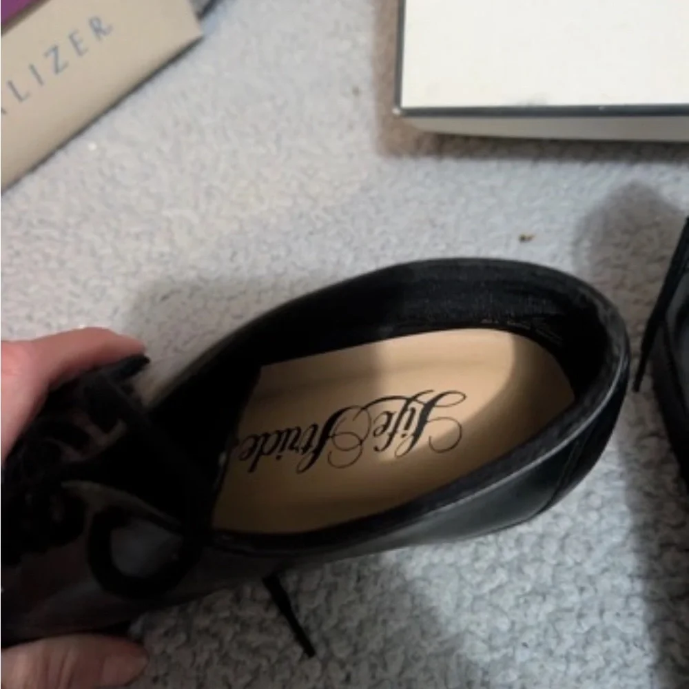 Life Stride Black Leather Lace-Up Oxfords